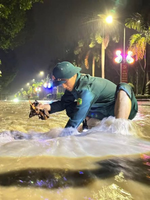 CHIẾN SĨ DÂN QUÂN THƯỜNG TRỰC, BAN CHQS PHƯỜNG CHƠN THÀNH KHẨN TRƯƠNG KHAI THÔNG CỐNG THOÁT NƯỚC, CHỦ ĐỘNG PHÒNG, CHỐNG NGẬP ÚNG