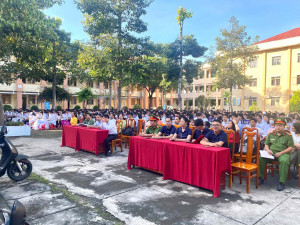 CÔNG AN PHƯỜNG CHƠN THÀNH: TUYÊN TRUYỀN PHÁP LUẬT VÀ KỸ NĂNG LÁI XE AN TOÀN CHO HỌC SINH, GIÁO VIÊN TRƯỜNG THPT CHƠN THÀNH