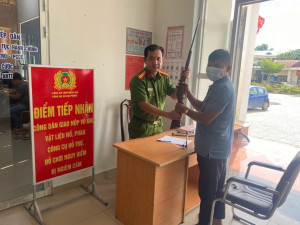 Công an xã Đại Phước đẩy mạnh tuyên truyền, vận động thu hồi vũ khí, vật liệu nổ, công cụ hỗ trợ và pháo