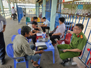 Công an xã Đại Phước phối hợp kiểm tra, đảm bảo an toàn giao thông tại bến phà Phước Khánh