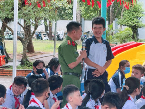 Công an xã Đại Phước tuyên truyền pháp luật và phòng, chống tội phạm cho học sinh Trường THCS Dương Văn Thì