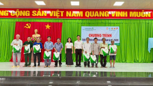 Trao quà ý nghĩa đến Người dân hoàn cảnh khó khăn trên địa bàn xã