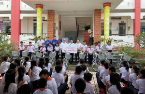 Trao tặng 20 chiếc xe đạp cho các em học sinh nghèo vượt khó