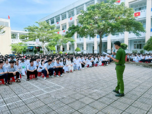 Tuyên truyền pháp luật cho học sinh Trường THPT Nhơn Trạch