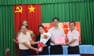 Trao giấy Kết hôn có yếu tố nước ngoài cho Công dân địa phương