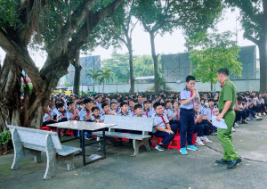 Công an xã Đại Phước tuyên truyền phòng, chống ma túy và tác hại của thuốc lá cho học sinh Trường THCS Phú Đông