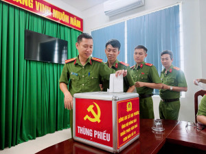 Công an xã Đại Phước phát động đóng góp, hỗ trợ người dân khắc phục hậu quả bị ảnh hưởng của thiên tai, lũ lụt