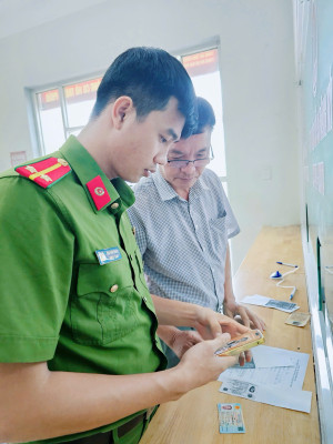 Công an xã Đại Phước chủ động, tận tình hướng dẫn người dân trong cao điểm làm sạch dữ liệu đăng ký phương tiện và giấy phép lái xe