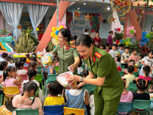 Công an xã Đại Phước tổ chức trao quà trung thu cho học sinh Trường Mầm non Phú Hữu