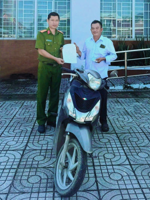 Công an xã Đại Phước trao trả phương tiện bị bỏ quên cho người dân