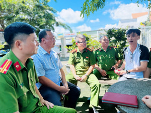 Công an xã Đại Phước chủ động xuống cơ sở, trao đổi thông tin, nắm tình hình an ninh, trật tự với Bí thư, Trưởng ấp 1, 2, 3