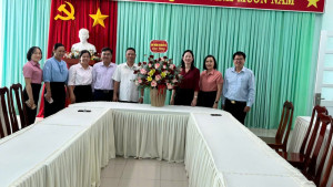 Ban Thường vụ Đảng ủy xã chúc mừng ngày truyền thống  ngành Tổ chức và Công tác Dân vận của Đảng (14–15/10)