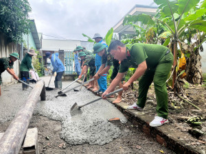 Công an xã Đại Phước tham gia đợt công tác dân vận nhân kỷ niệm 95 năm Ngày truyền thống công tác dân vận của Đảng (15/10/1930 – 15/10/2025)