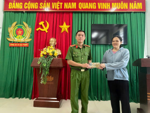 Công an xã Đại Phước trao trả giấy tờ đánh rơi cho người dân, hành động ý nghĩa nhân ngày Phụ nữ Việt Nam 20/10