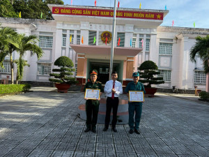 "Khen thưởng đột xuất dưới cờ cho tập thể, cá nhân xuất sắc."