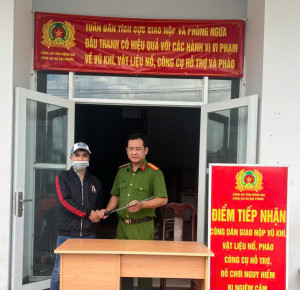 Công an xã Đại Phước tiếp nhận 03 mã tấu do người dân tự nguyện giao nộp
