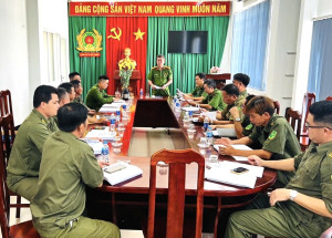 Công an xã Đại Phước triển khai hướng dẫn cán bộ, chiến sĩ và lực lượng an ninh cơ sở sử dụng ứng dụng VNeTraffic để phục vụ công tác tuyên truyền đến Nhân dân