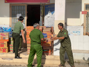 Công an xã Đại Phước vận chuyển quà, tiền hỗ trợ của nhân dân gửi về Công an tỉnh và Hội Chữ thập đỏ tỉnh