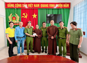 Hội Từ thiện Chùa Linh Bửu ủng hộ 20 triệu đồng chung tay cùng Công an xã Đại Phước hỗ trợ đồng bào miền Trung bị ảnh hưởng thiên tai