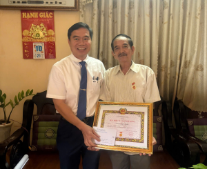 Trao tặng Huy hiệu 40 năm tuổi Đảng cho đồng chí Thái Thiện Châu