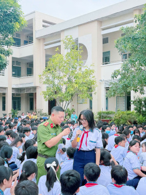 Công an xã Đại Phước tổ chức tuyên truyền pháp luật về an toàn giao thông, phòng chống ma túy và tác hại của thuốc lá cho học sinh