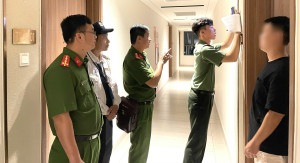 Công an xã Đại Phước tăng cường kiểm tra công tác quản lý lưu trú đối với người nước ngoài