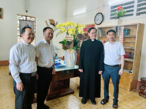 Công an xã Đại Phước thăm, chúc mừng Tân Linh mục Phêro Trần Anh Khôi