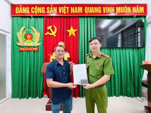 Công an xã Đại Phước nhận thư cảm ơn của người dân sau khi trao trả giấy tờ, tài sản bị thất lạc