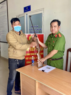 Công an xã Đại Phước tiếp nhận vũ khí do người dân tự nguyện giao nộp trong cáo điểm tấn công trấn áp các loại tội phạm, đảm bảo an ninh trật tự Tết Nguyên đán Bính Ngọ 2026