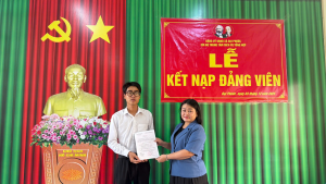 Chi bộ Trung tâm Dịch vụ tổng hợp xã họp chi bộ thường kỳ tháng 12  và Kết nạp Đảng viên mới