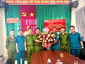 Công an xã Đại Phước thăm, chúc mừng Ban Chỉ huy quân sự xã nhân kỷ niệm Ngày thành lập Quân đội nhân dân Việt Nam