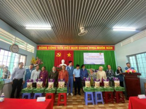 Xã Đại Phước: Công ty POSCO VST trao quà cho các hộ nghèo trên địa bàn xã