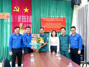 Ban thường vụ Đoàn xã tổ chức thăm và chúc mừng nhân kỷ niệm 81 năm ngày thành lập Quân đội nhân dân Việt Nam và 36 năm ngày hội Quốc phòng toàn dân