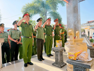 Tuổi trẻ Công an xã Đại Phước ra quân dọn dẹp vệ sinh, dâng hương bia tưởng niệm liệt sĩ chào mừng khai mạc Đại hội XIV của Đảng