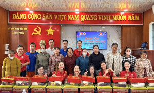 Hội chữ thập đỏ xã và Đoàn xã trao 52 phần quà cho người dân thiết thực chào mừng thành công Đại hội Đại Biểu toàn quốc lần thứ XIV của Đảng