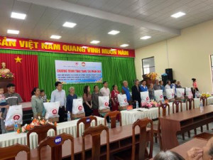 Xã Đại Phước: Trao tặng quà cho hộ nghèo, gia đình có công, họ đạo Phước Khánh có hoàn cảnh khó khăn trên địa bàn xã.