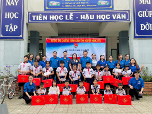 Chương trình vì đàn em thân yêu, trao 22 suất học bổng tiếp sức thiếu nhi đến trường dịp xuân Bính Ngọ