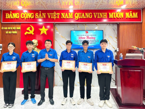 Khen thưởng 5 cá nhân xuất sắc trong công tác hỗ trợ chính quyền địa phương 2 cấp