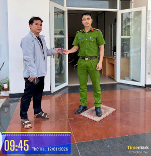 Công an xã Đại Phước nhanh chóng xác minh, trao trả giấy tờ, tài sản bị thất lạc cho người dân