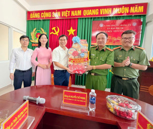 Ban Thường vụ Đảng ủy xã Đại Phước thăm, chúc Tết Công an xã Đại Phước