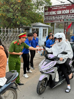 Tuổi trẻ Công an xã Đại Phước tặng mũ bảo hiểm, nước uống và lì xì, tiếp sức Nhân dân về quê đón Tết an toàn, nghĩa tình