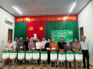 Phiên giao dịch bù gắn với trao quà tết cho hộ nghèo, hộ cận nghèo, gia đình chính sách tại xã Đại Phước.