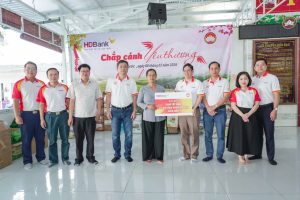 Ngân hàng HDBank trao tặng quà Tết cho người già neo đơn tại xã Đại Phước