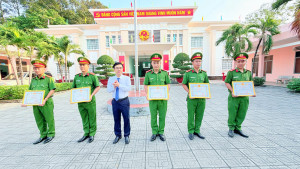 Khen thưởng đột xuất các tập thể, cá nhân xuất sắc trong đấu tranh phòng, chống tội phạm ma túy tại xã Đại Phước