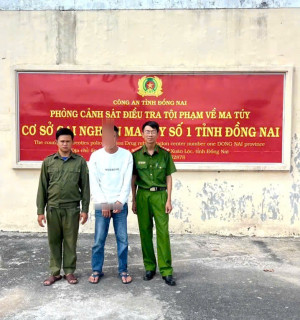 Công an xã Đại Phước đưa đối tượng vào cơ sở cai nghiện bắt buộc