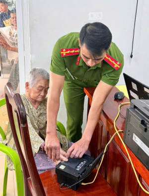 Công an xã Đại Phước tận tình hỗ trợ làm căn cước cho cụ bà 90 tuổi bị gãy chân