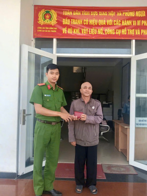 Công an xã Đại Phước nhanh chóng xác minh, trao trả tài sản bị đánh rơi cho người dân
