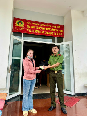 Công an xã Đại Phước kịp thời trao trả giấy tờ thất lạc cho người dân