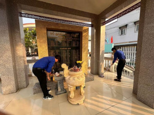 Đoàn viên thanh niên tham gia dọn vệ sinh tại nhà bia tưởng niệm