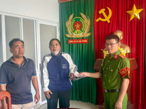 Công an xã Đại Phước: Trao trả điện thoại và tiền mặt cho người dân đánh rơi – Việc làm thiết thực trong thực hiện phong trào “Ba nhất”